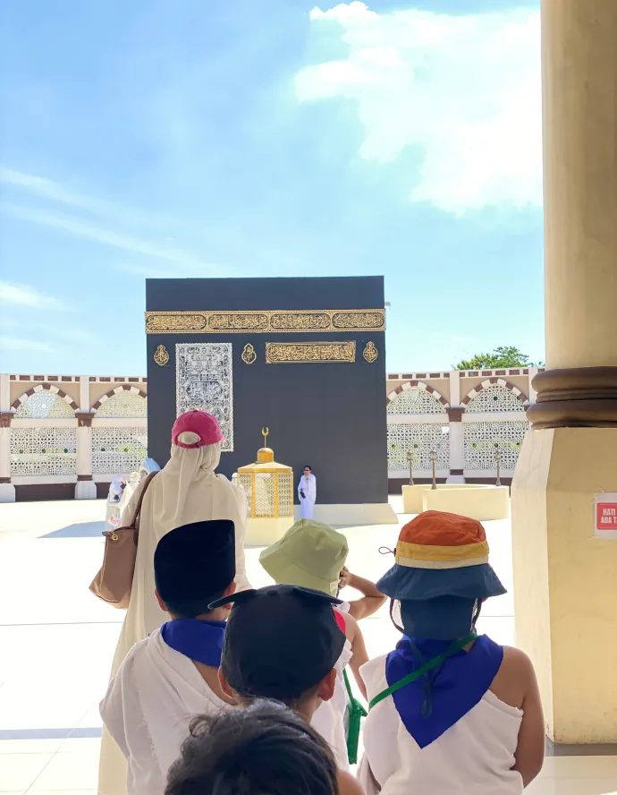 Anak-anak berkunjung ke miniatur Ka'bah