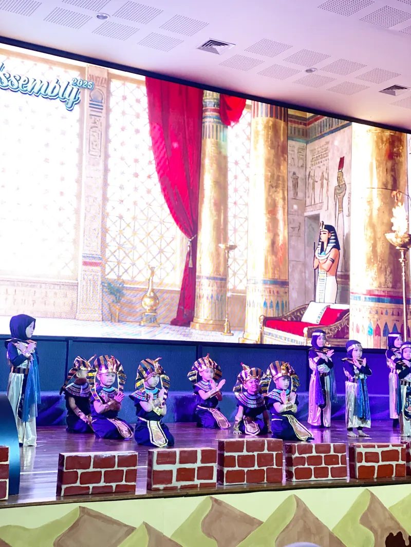Pentas seni anak di atas panggung