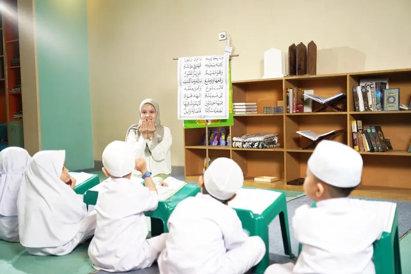 Anak belajar UMMI bersama guru