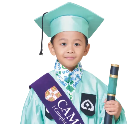 Siswa Kindergarten mengenakan toga wisuda