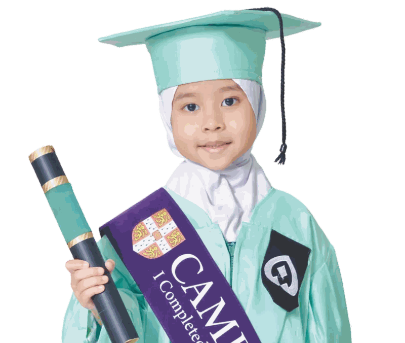 Siswi Kindergarten mengenakan toga wisuda