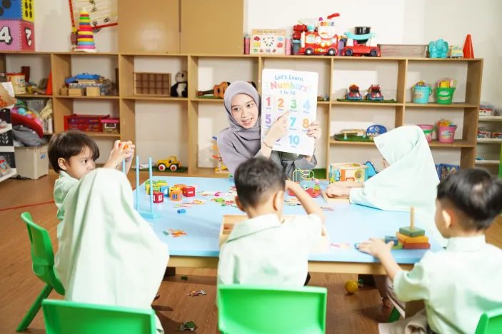 Guru dan anak belajar di area kelas