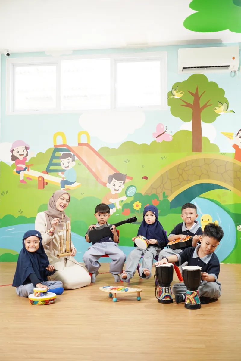 Anak bermain dan belajar di area kelas