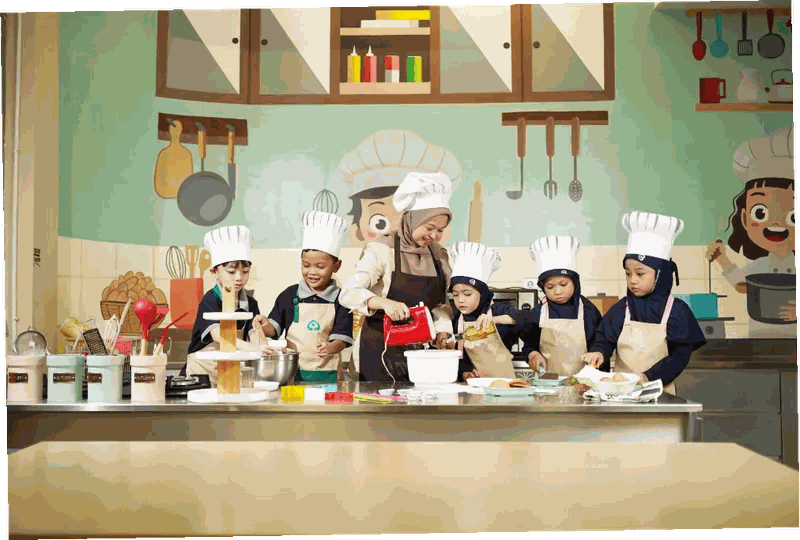 Anak-anak memakai topi koki di studio memasak