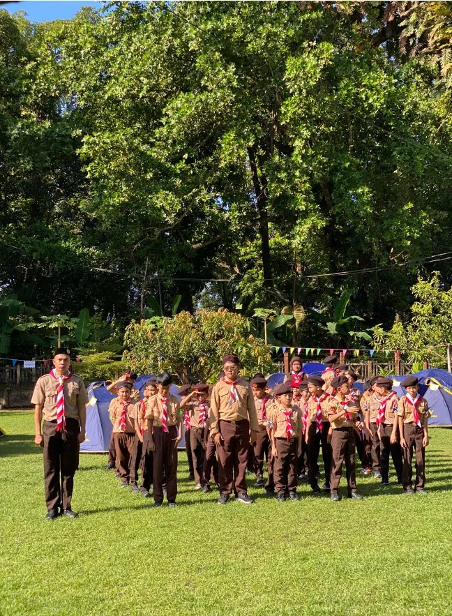 Siswa mengikuti kegiatan camp day di alam terbuka