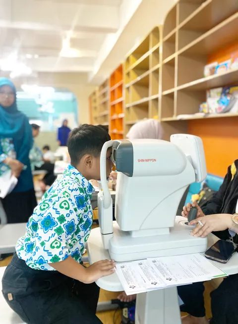 Siswa menjalani pemeriksaan mata