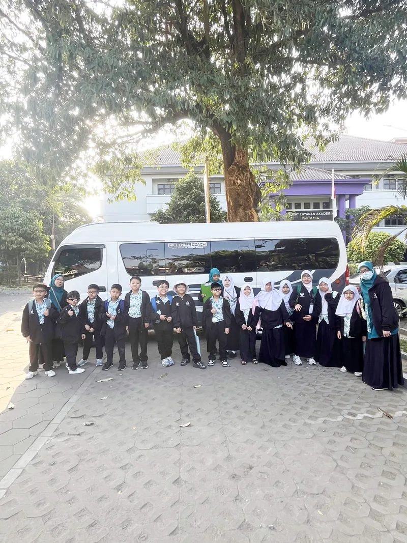 Siswa di depan mobil sekolah menuju lomba