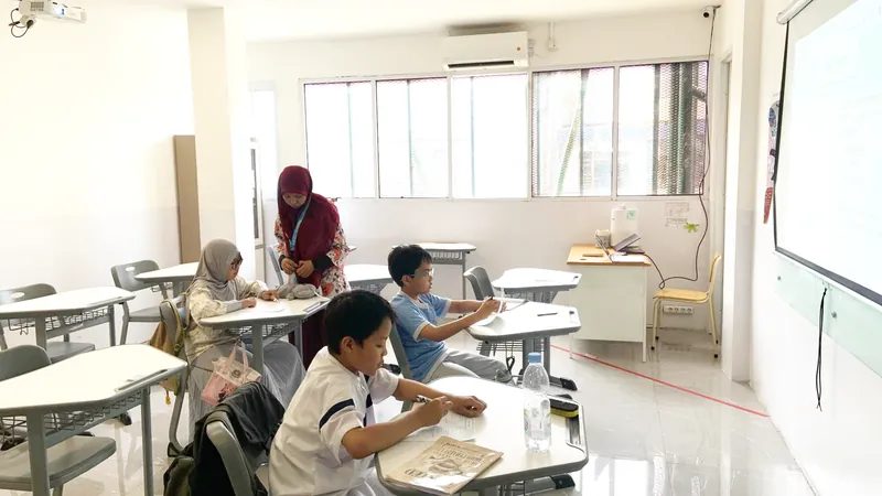 Guru membimbing siswa di kelas