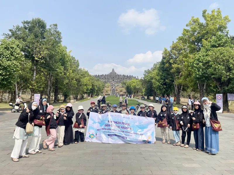 Rombongan siswa dalam wisata edukatif di Borobudur