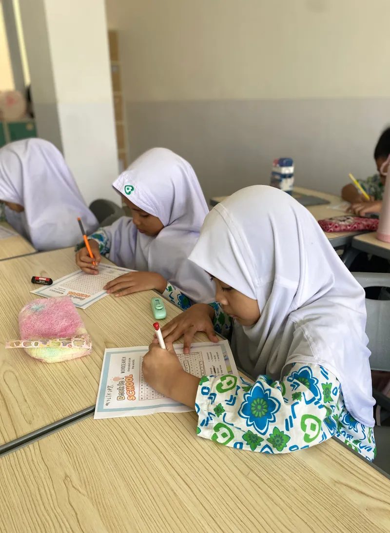 Siswa mengikuti ekstrakurikuler English Study