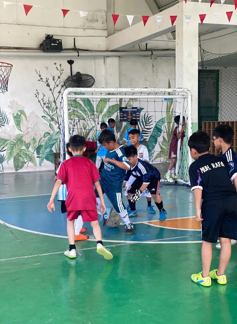 Siswa berlatih futsal