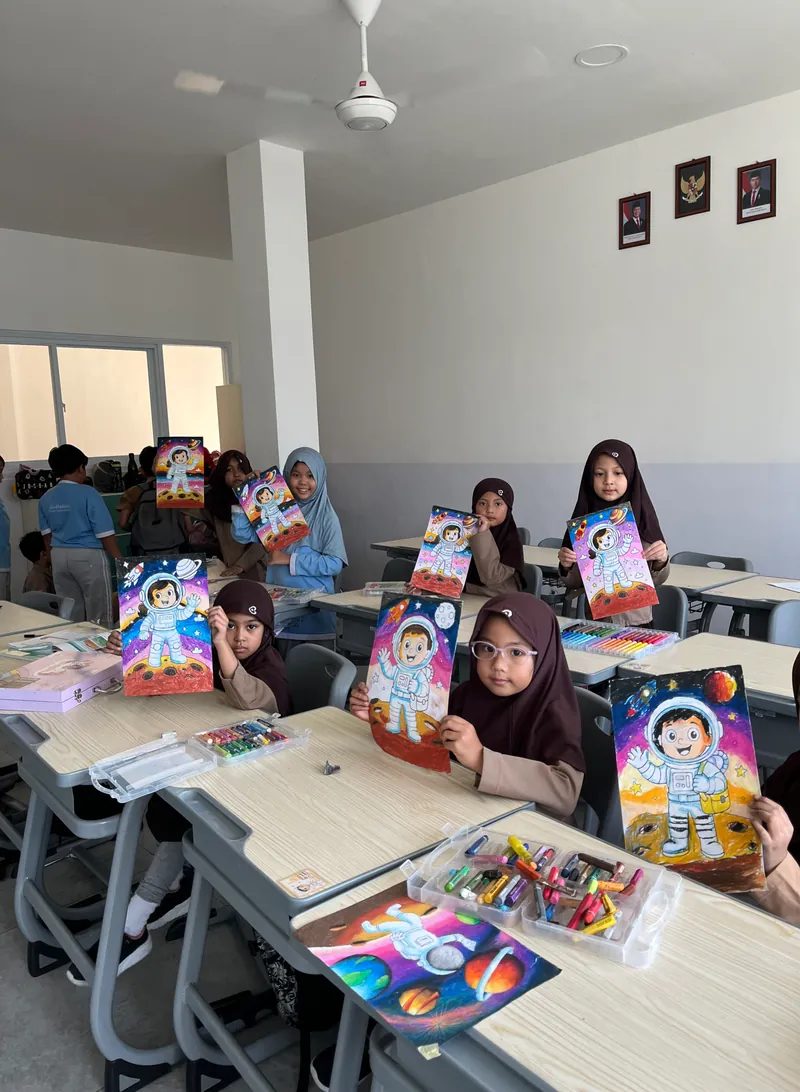 Siswa mengikuti ekstrakurikuler mewarnai