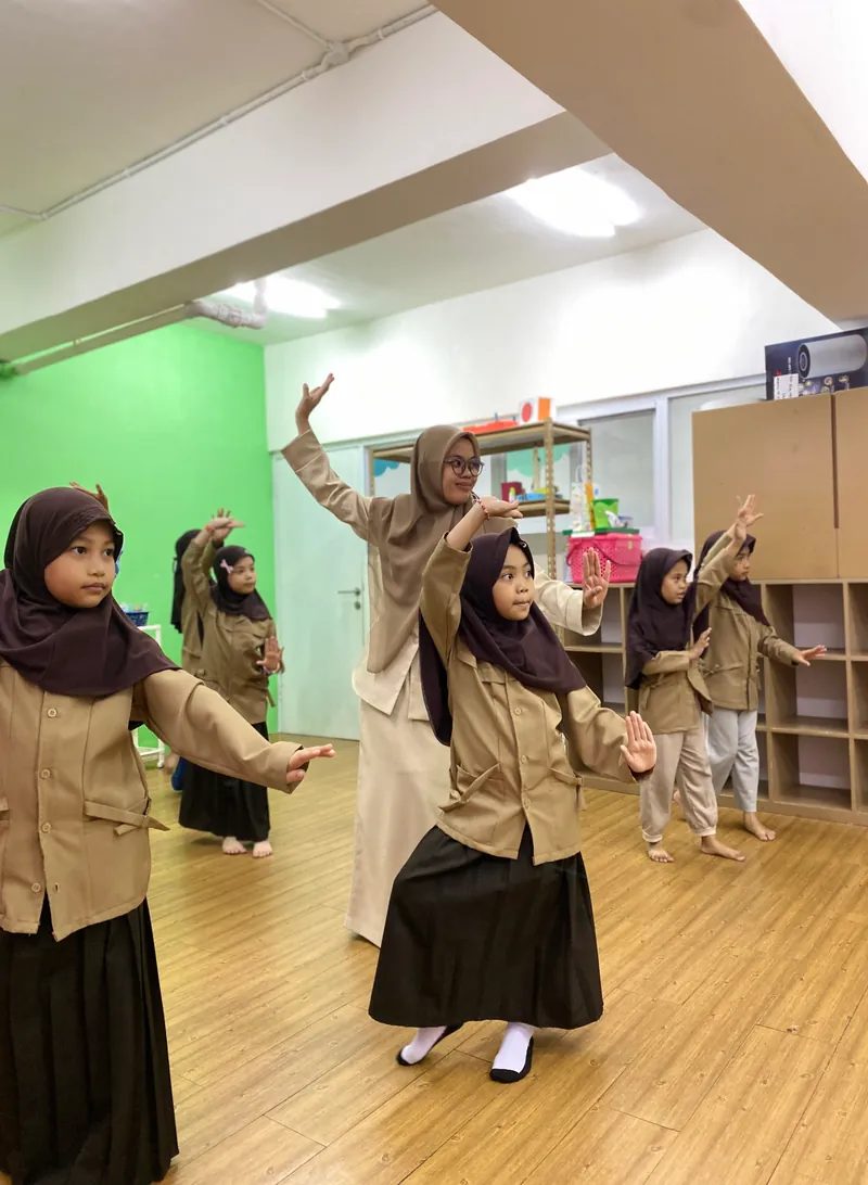 Siswa berlatih tari