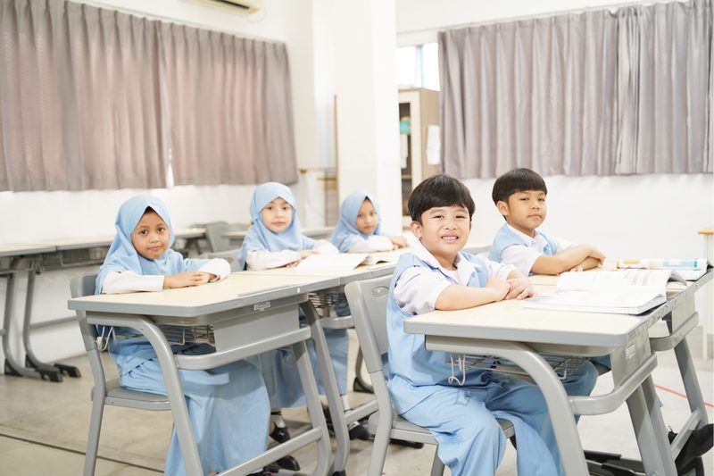 Siswa Primary belajar bersama guru di kelas