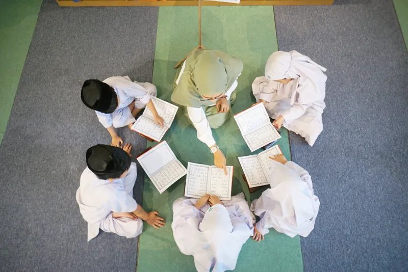 Siswa membaca Al-Qur'an bersama, tampak dari atas