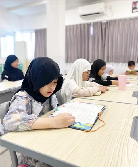 Siswi menghafal dan membaca Al-Qur'an