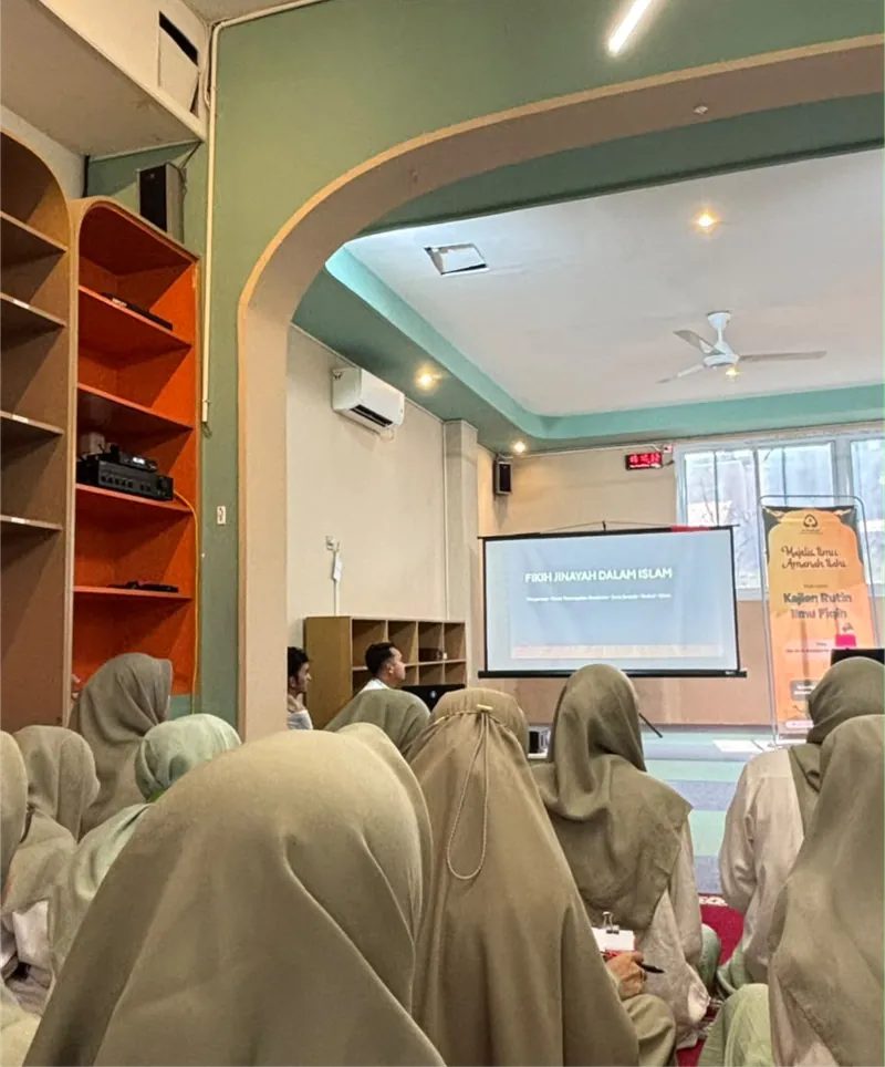 Siswi duduk bersama mengikuti kajian di aula sekolah
