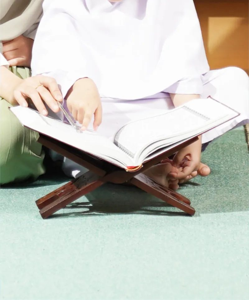 Siswa membaca Al-Qur'an di atas rehal