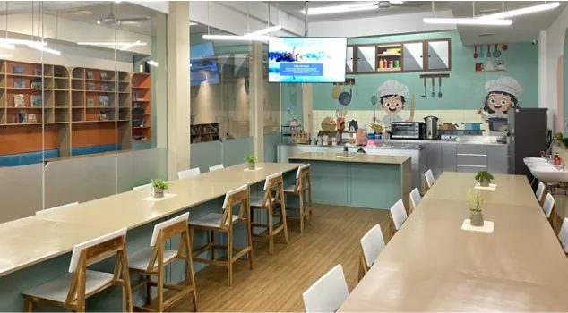 Studio memasak dengan meja panjang