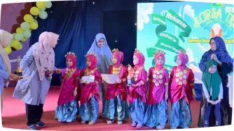 Siswi tampil dalam lomba tari tradisional