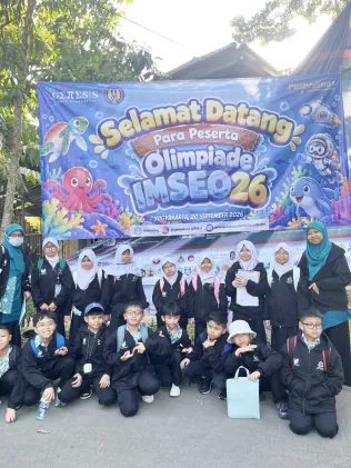 Rombongan siswa di lokasi olimpiade IMSEO