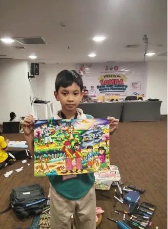 Siswa memegang karya lomba mewarnai