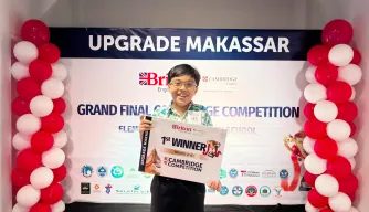 Siswa menerima penghargaan di Grand Final Upgrade Makassar