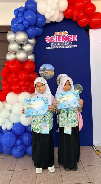 Dua siswi memegang sertifikat lomba sains