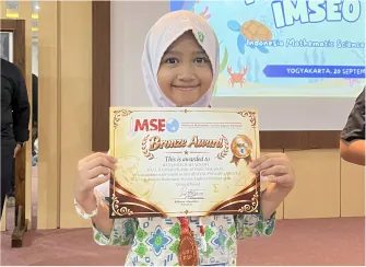 Siswi memegang sertifikat olimpiade