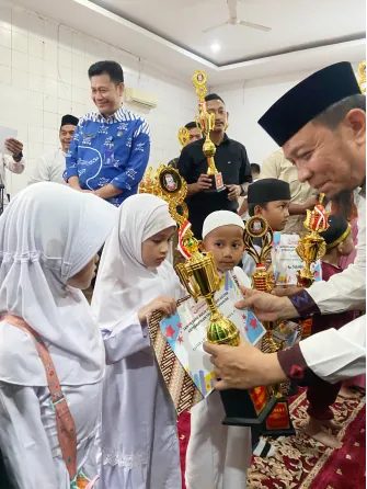 Siswa menerima piala dan penghargaan