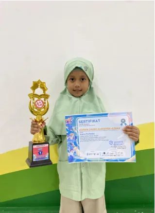 Siswi memegang piala dan sertifikat